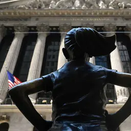 Die Fearless Girl-Skulptur von Kristen Visbal steht vor der New York Stock Exchange (NYSE). 
