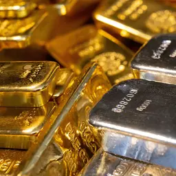 Gold- und Silberbarren in unterschiedlicher Größe liegen beim Edelmetallhändler Pro Aurum in einem Tresor auf einem Tisch.